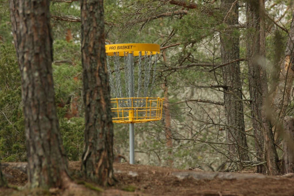 Hyvä frisbeegolf kori